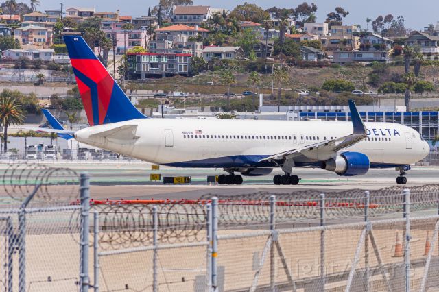 BOEING 767-300 (N181DN) - Delta 428 departing to New York