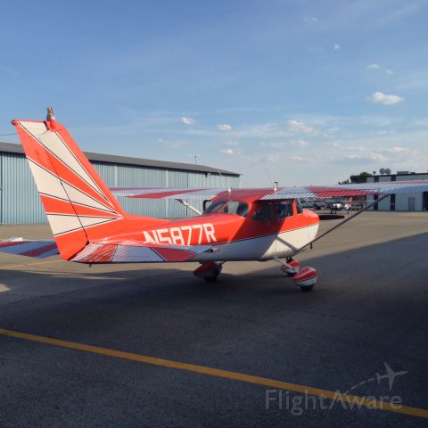 Cessna Skyhawk (N5877R)
