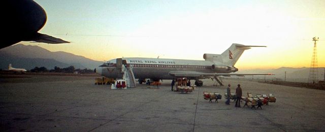 Boeing 727-100 — - Le roi du Népal est de retour. On doit enlever la suite royale et remettre les sièges. Durant tout ce temps, le trafic est stoppé. Le F27 de Benglabesh Biman qui doit nous ramener à Dacca, est stationné en bout de piste...br /Katmandou, janvier 1978.