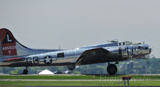 N3193G — - B-17G "Yankee Lady" at Flying Cloud airport just as it was landing.