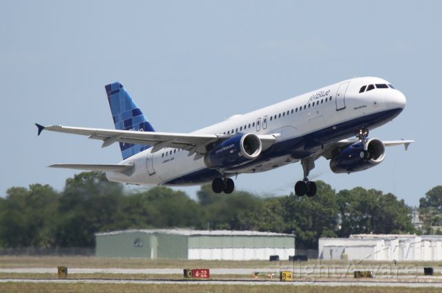 Airbus A320 (N606JB) - JetBlue Flight 346 (N606JB) departs Runway 14 at Sarasota-Bradenton International Airport enroute to John F Kennedy International Airport