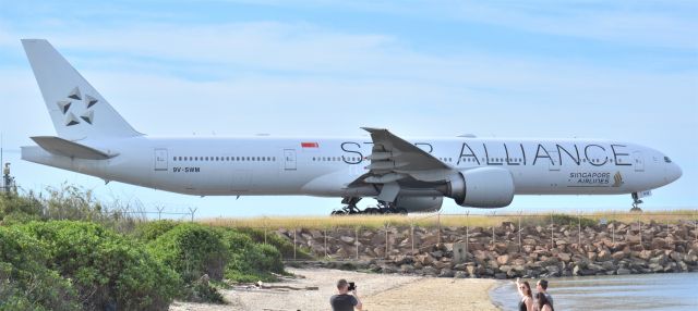 BOEING 777-300ER (9V-SWM) - A Singapore Airlines Star Alliance 777-300ER taxi past The Beech Plane Spotting Sydney Airport