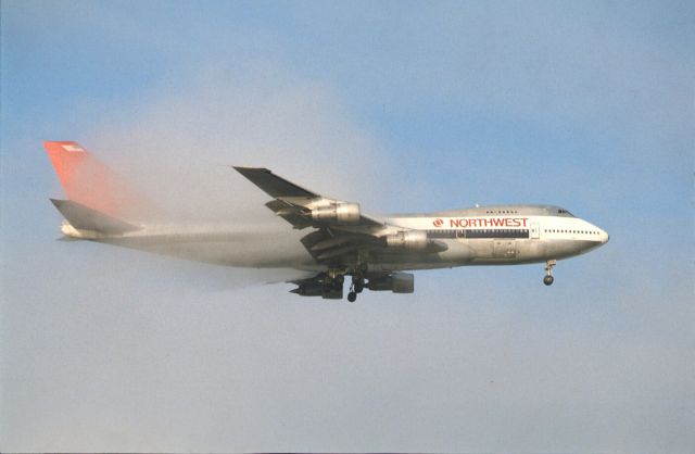 BOEING 747-100 (N601US) - Final Approach to Narita Intl Airport Rwy34 on 1988/08/21
