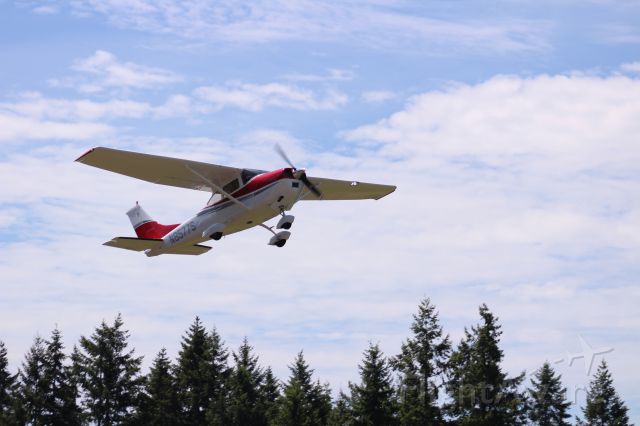 Cessna Skylane (N8577S) - Taking off at Crest May 31, 2021