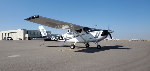 Cessna Skylane (N946CA) - Beautiful repaint for an ex-CAP plane.