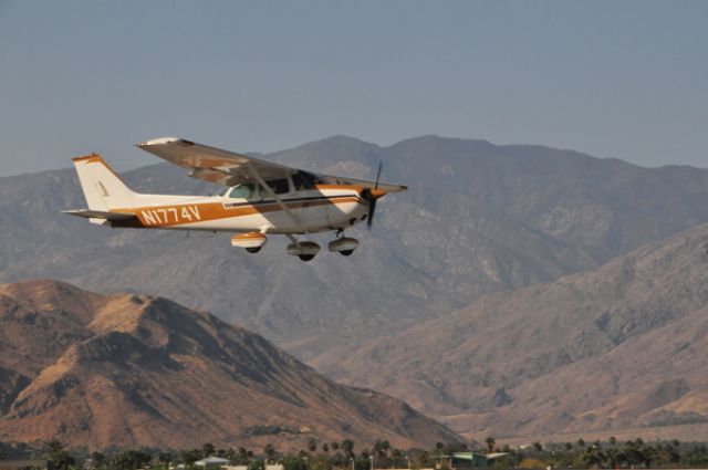Cessna Skyhawk (N1774V) - Short Final 31R