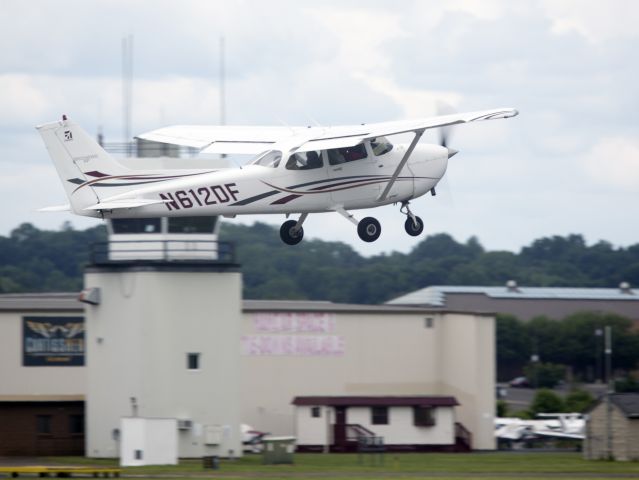 Cessna Skyhawk (N612DF) - Pattern work. Take off runway 08.