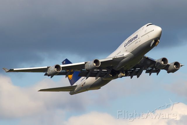 Boeing 747-400 (D-ABVY) - after thunderstorm