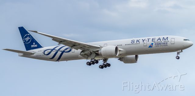 BOEING 777-300ER (B-2049)