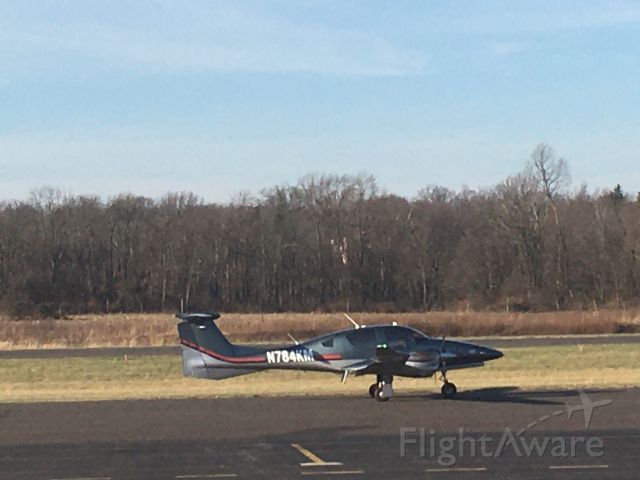 Diamond DA-62 (N784KM) - N784KM (DA62) arriving at Wings Field (KLOM)br /Photo Date: December 27, 2020
