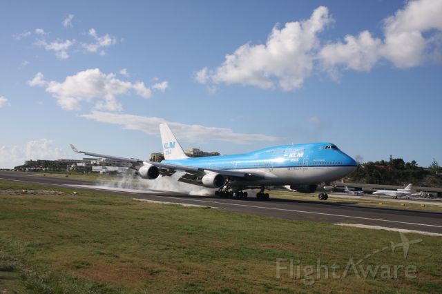Boeing 747-400 (PH-BFH) - PH-BFH burns rubber as she settles down on runway 10 at Princess Juliana Airport.
