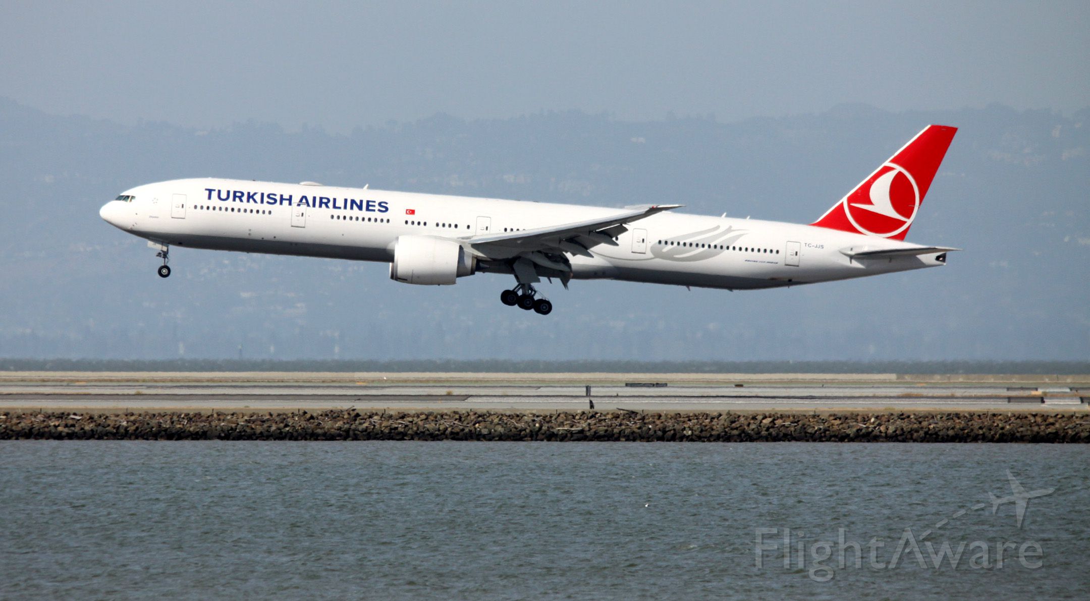BOEING 777-300 (TC-JJS) - Arrival 28L, from Istanbul (IST / LTBA) 08-23-2015