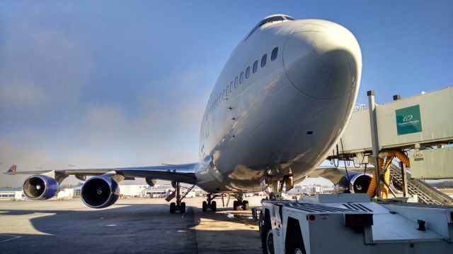 Boeing 747-400 (N465MC)