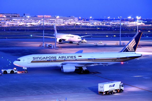 Boeing 777-200 (9V-SQL) - Photography in Tokyo International Airport for dusk.