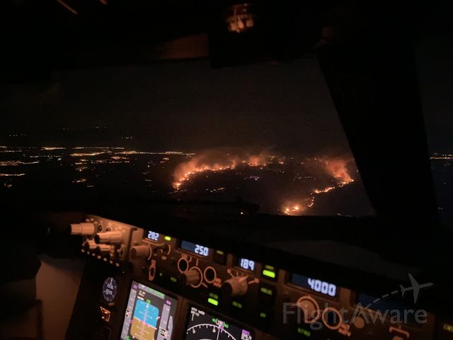 Boeing 737-800 (PH-HXJ) - Forest fires just east of Faro airport, taken on 16 aug ‘21.