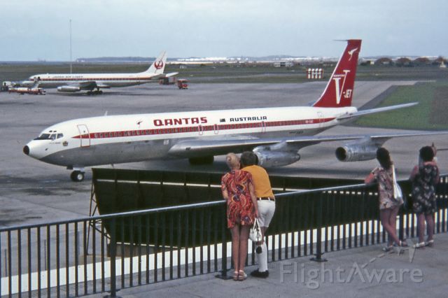 Boeing 707-300 (VH-EAB) - Sydney c 1971