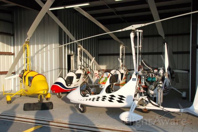 Unknown/Generic Ultralight autogyro (N216MG) - Here is how to get 5 Magni gyros in 1 T-hangar