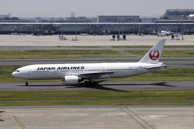 Boeing 777-200 (JA8985) - Taxing at Haneda Intl Airport on 2012/06/26