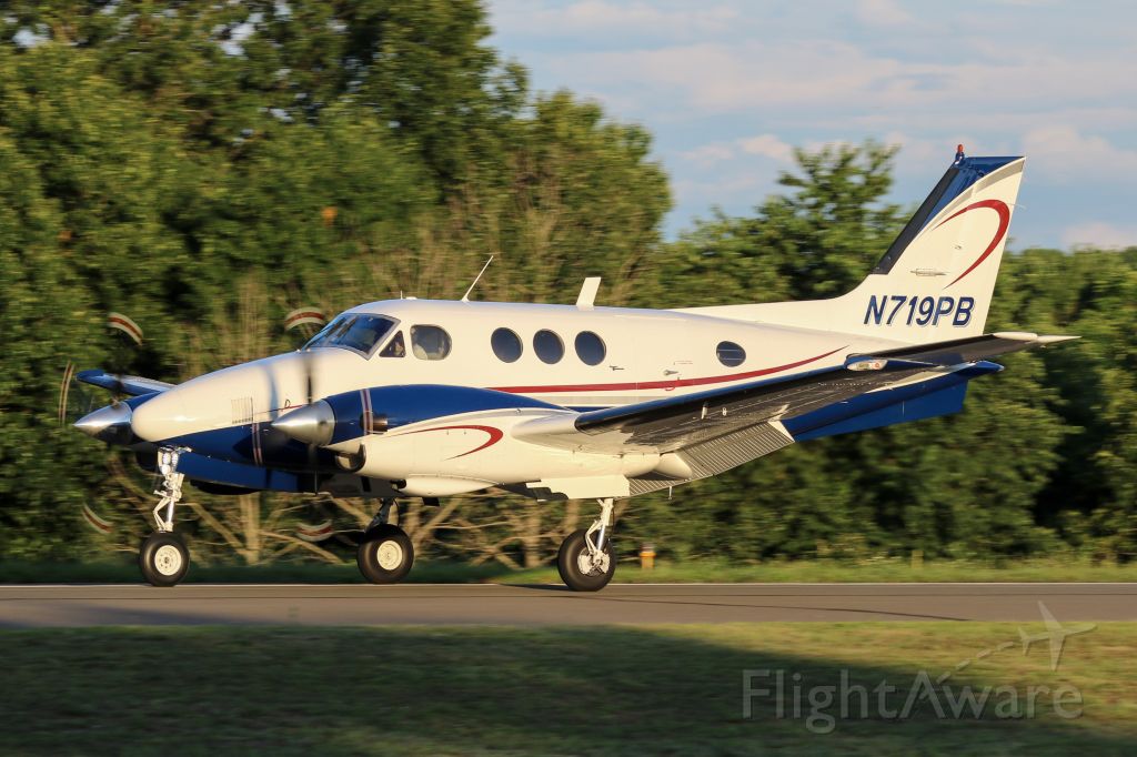 Beechcraft King Air 90 (N719PB) - Arriving on runway 2 from Hartford (HFD).