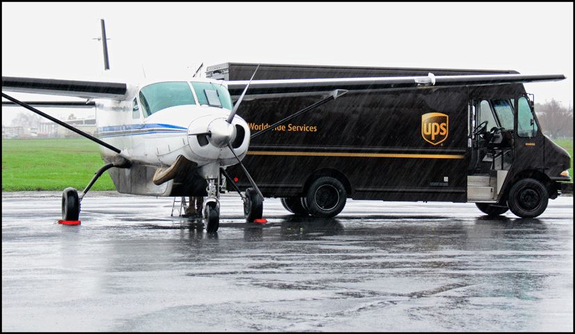 Cessna Caravan (N932C) - Unloading in the rain