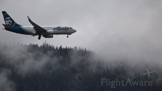 Boeing 737-700 (N625AS) - Typical landing at Juneau from the south.  On a mostly sunny day no less.