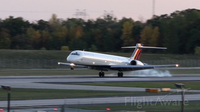 McDonnell Douglas MD-90 (N936DN) - DAL927 touching down from KMSP