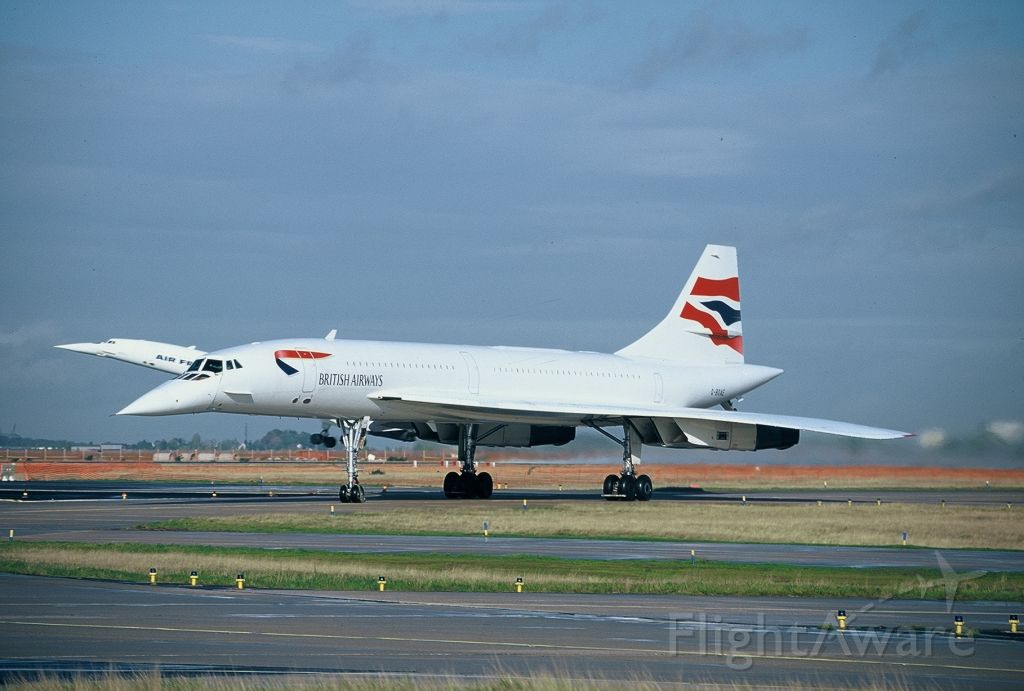 Aerospatiale Concorde (G-BOAE) - concorde coming into land one concorde taking off 