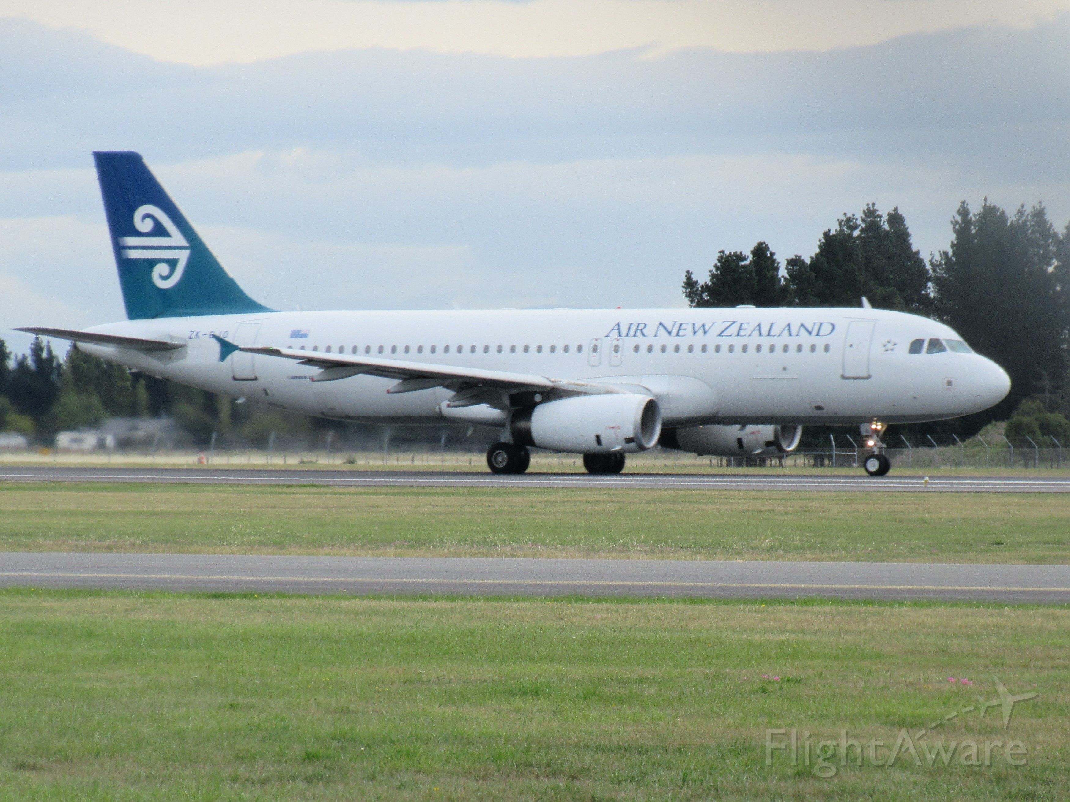 Airbus A320 (ZK-OJO) - This is the last old livery Air New Zealand A320 taking off.