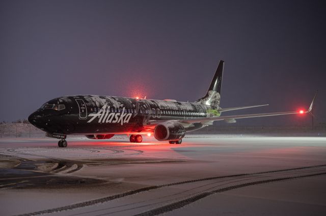 Boeing 737-800 (N538AS) - StarWars Disneyland paint, first snow winter 2022br /Waiting to be deiced 