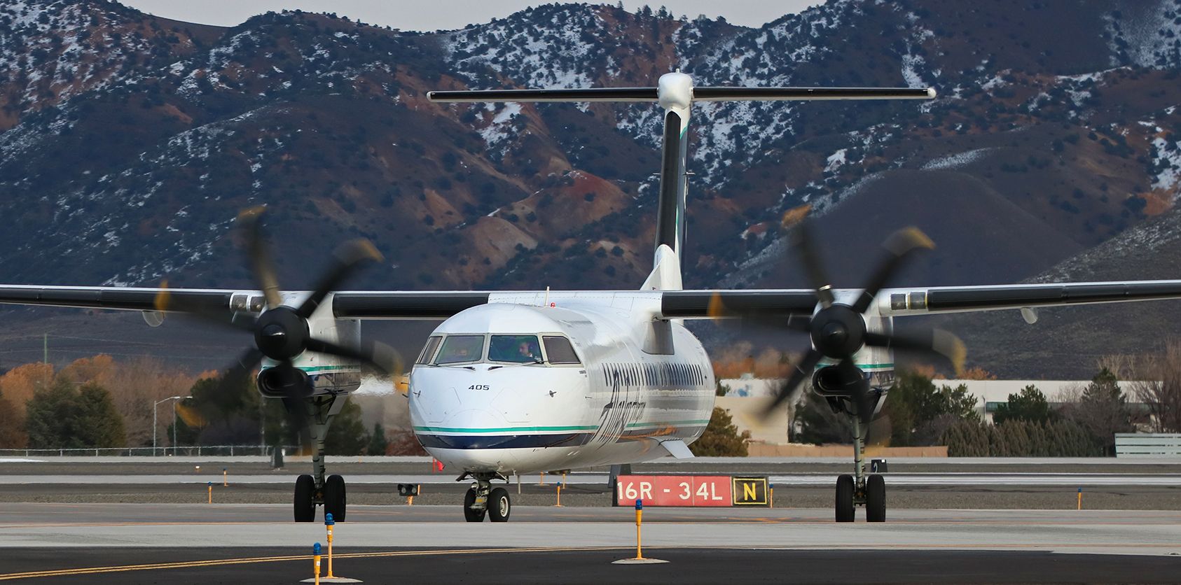 de Havilland Dash 8-400 (N405QX) - A Horizon (Alaska Airlines) Dash 8 turns north to begin taxiing back to the terminal at Reno Tahoe International after landing on 16R.