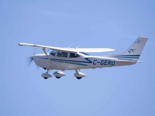 Cessna Skylane (C-GERD) - Departure runway 35. 17 APR 2016.