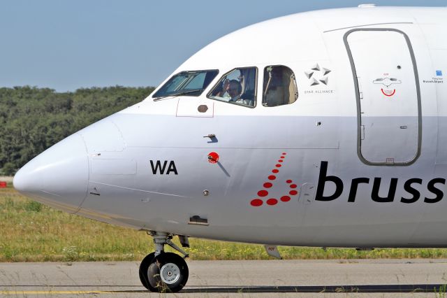Avro RJ-100 Avroliner (OO-DWA) - A complacent sign from the captain. Always appreciated by photographers.