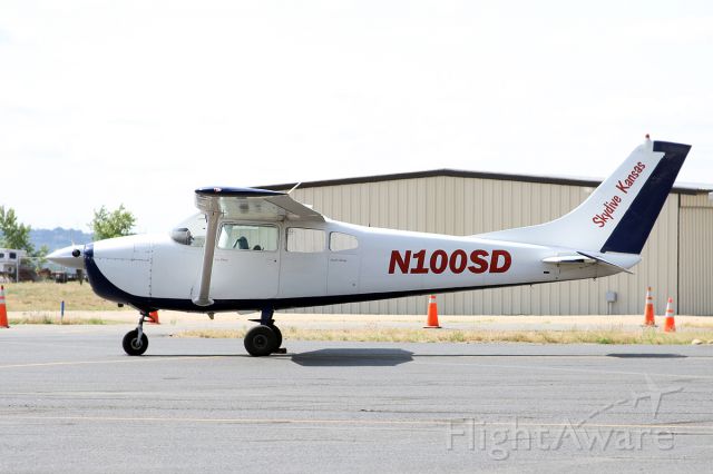 Cessna Skylane (N100SD) - Independent Skydive Companys 182C on loan (?) from Skydive Kansas
