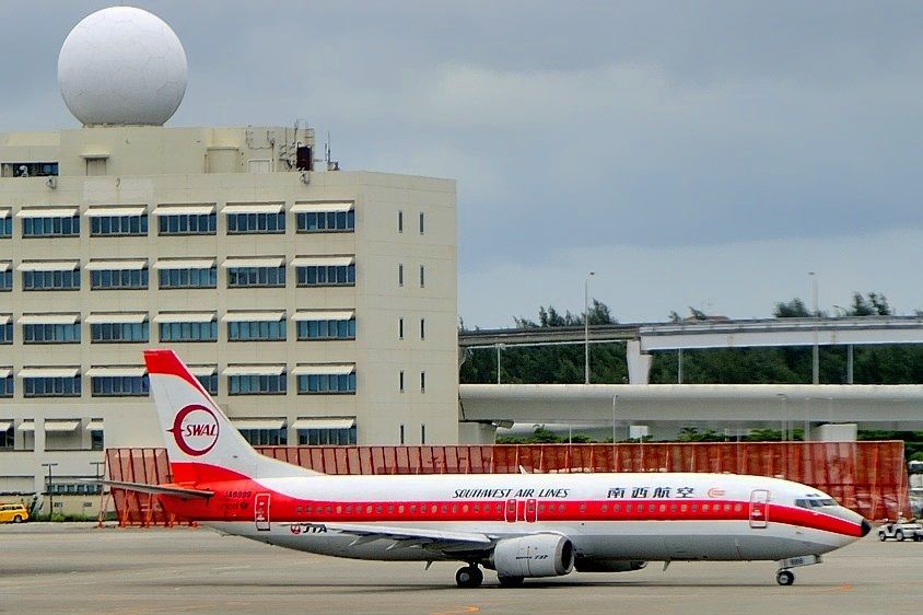 BOEING 737-400 (JA8988) - A New Airline?