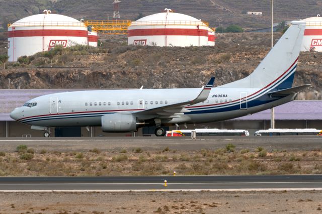 Boeing 737-700 (N835BA)