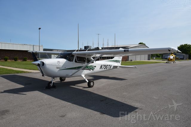 Cessna Skyhawk (N796TH) - Waiting on fuel at KLOZ