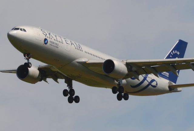 Airbus A330-200 (B-6528)
