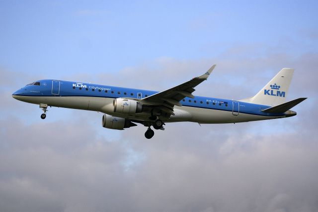 EMBRAER 195 (PH-EZL) - Embraer ERJ-190STD, KLM Cityhopper, PH-EZL, 13.Oct.2022, EGLL London Heathrow, Myrtle Ave