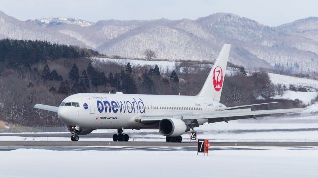BOEING 767-300 (JA8980) - 日本航空 (Japan Airlines) / Boeing 767-346br /Feb.19.2017 Hakodate Airport [KUH/RJCK] JAPAN