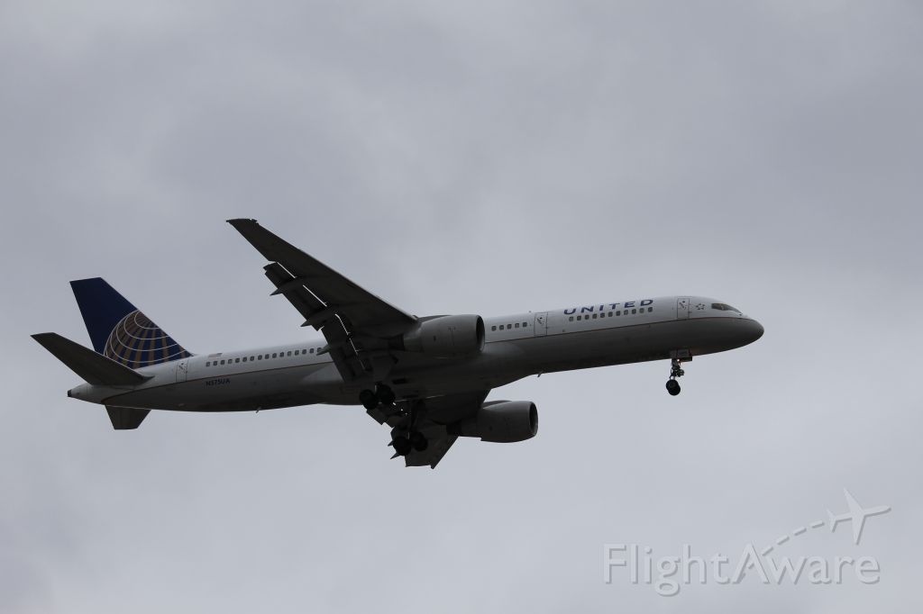 Boeing 757-200 (N575UA) - UAL533 landing on 28C from Denver.