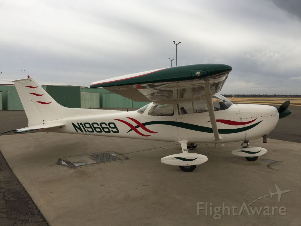 Cessna Skyhawk (N19669)