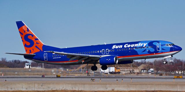 Boeing 737-800 (N813SY) - This Sun Country Airlines 737-800 is the only -800 without winglets in the fleet.