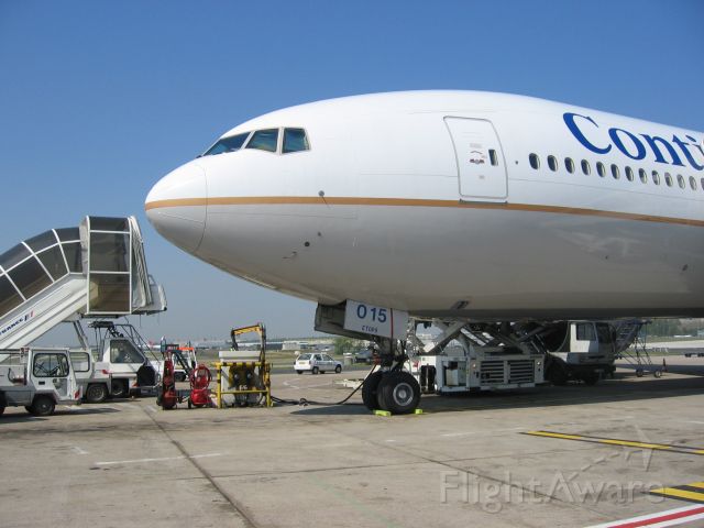 Boeing 777-200 —
