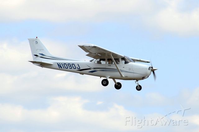 Cessna Skyhawk (N1090J)