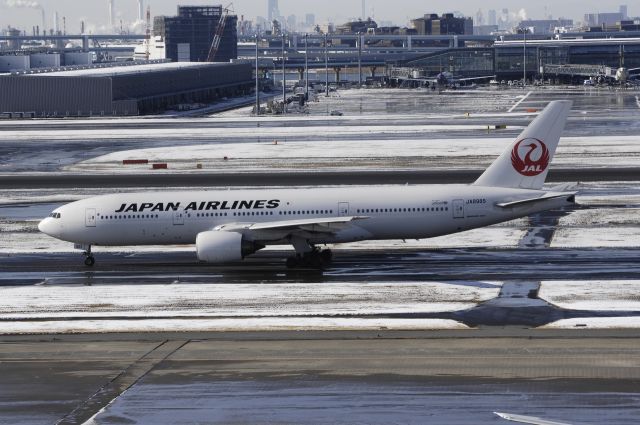 Boeing 777-200 (JA8985) - Taxing at Haneda Intl Airport on 2013/01/15