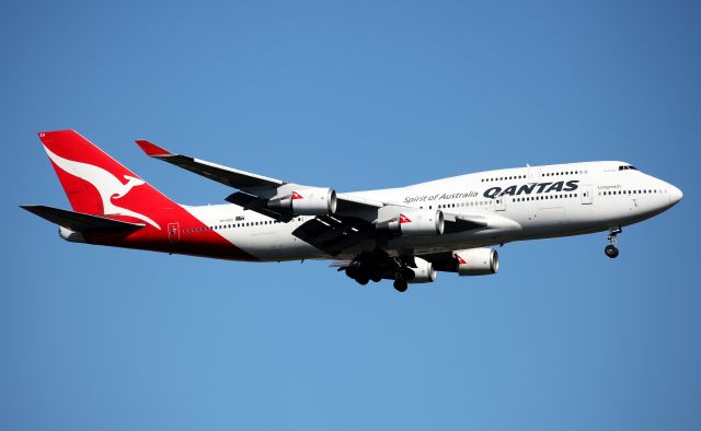 Boeing 747-400 (VH-OEH) - Getting as many pics of these Awesome planes as i can!Short final to Rwy 25