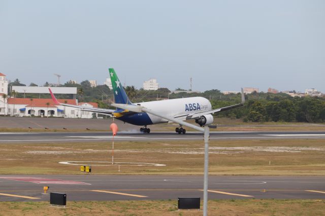 BOEING 767-300 (PR-ABB) - Pouso do 767 da ABSA em Salvador, Bahia, trem de pouso esquerdo toca primeiro na RWY 10.