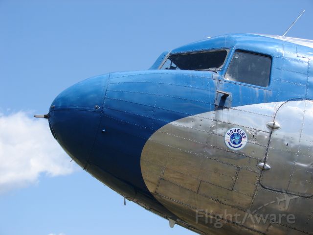 Douglas DC-3 (N28AA)
