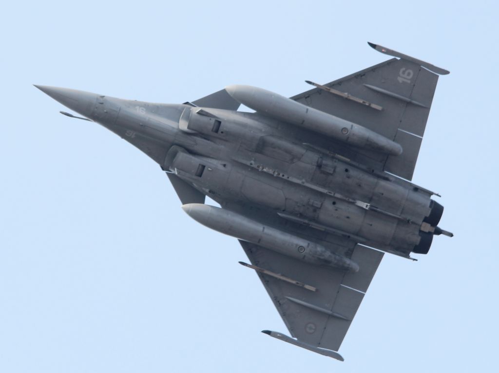 Dassault Rafale (FNY16) - low pass on runway 13 closed to " circuit automobile Paul Ricard "