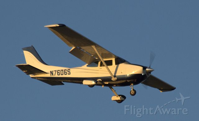 Cessna Skylane (N7606S)